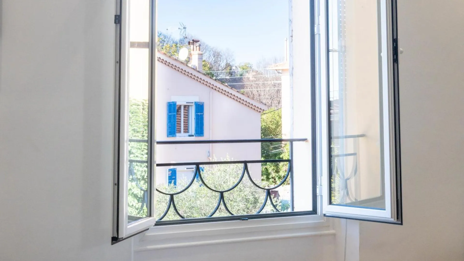 Air-Conditioned 2-Br Apartment With Garage Near The Beach Cannes France