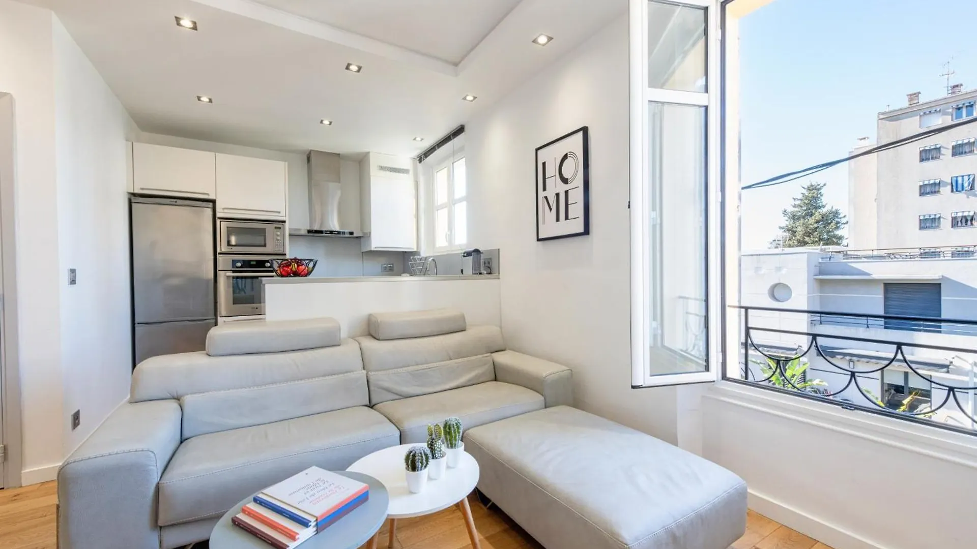 Air-Conditioned 2-Br Apartment With Garage Near The Beach Cannes