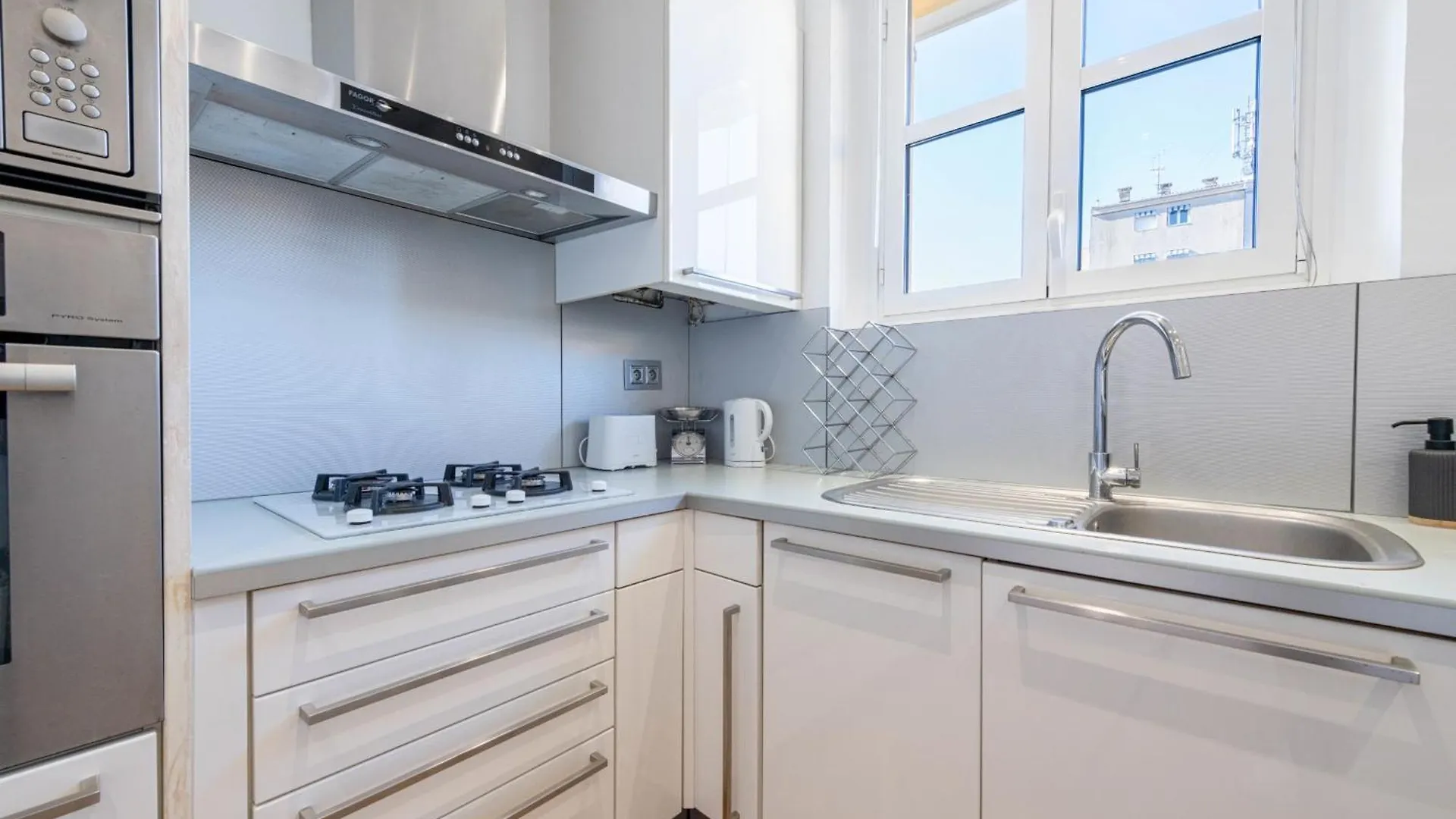 Air-Conditioned 2-Br Apartment With Garage Near The Beach Cannes
